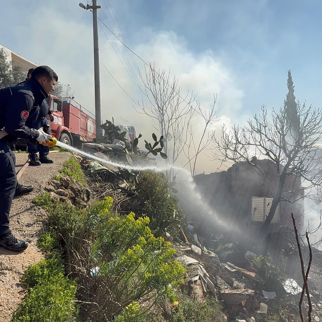 Yangından pencere camını kırarak kurtuldu; ev küle döndü