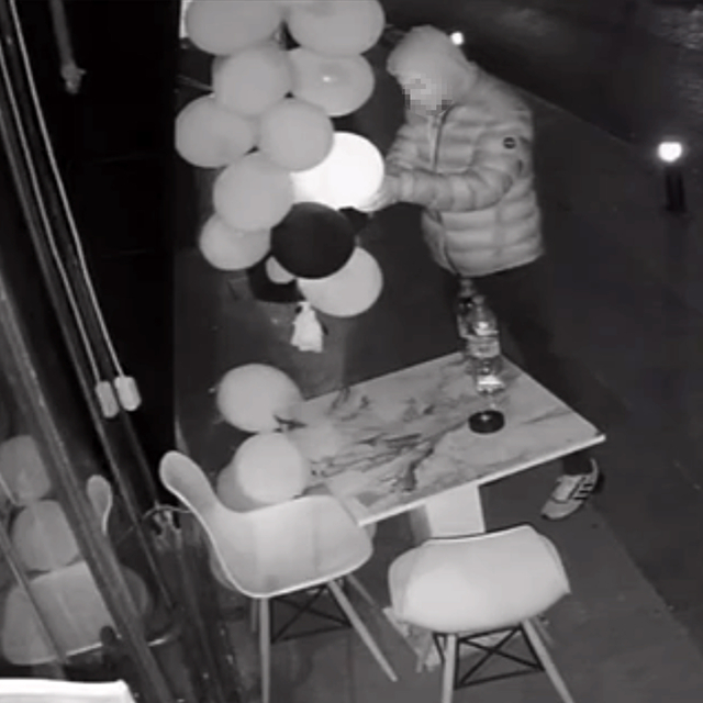 Çiğ köftecinin açılışta kullandığı balonların çalınması kamerada