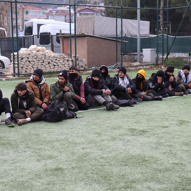Kauçuk ham maddesi taşıyan tırın dorsesinde 24 düzensiz göçmen yakalandı
