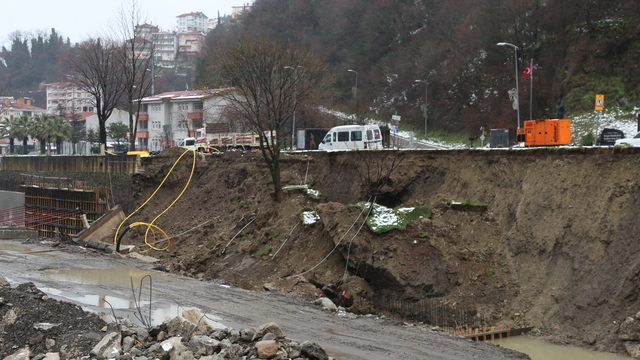 Kastamonu'da sağanak nedeniyle dere yatağındaki istinat duvarları çöktü