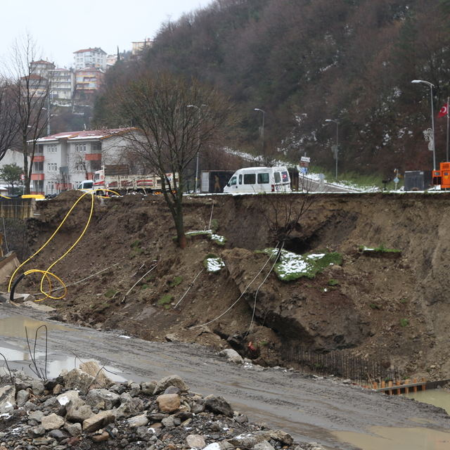 Kastamonu'da sağanak nedeniyle dere yatağındaki istinat duvarları çöktü