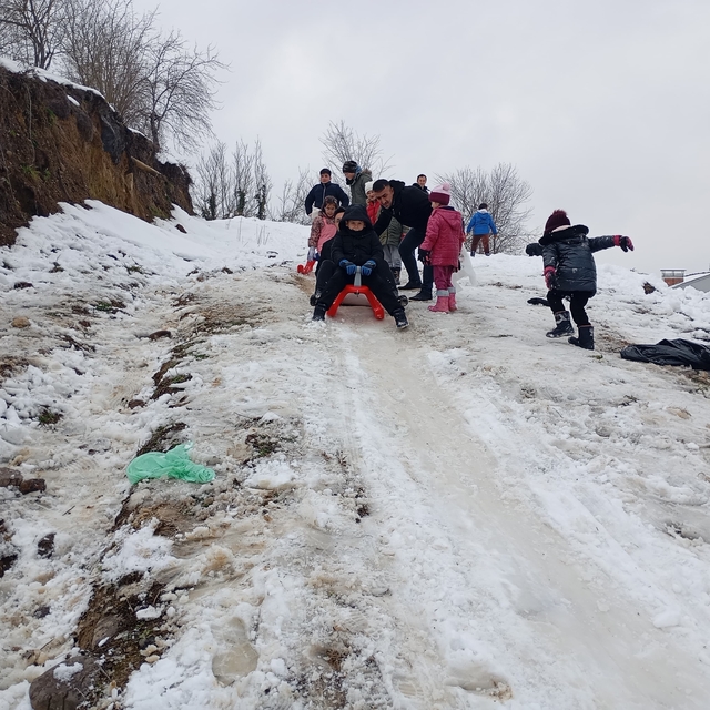 Yığılca Belediye Başkanı Savaş, çocukların kar sevincine ortak oldu