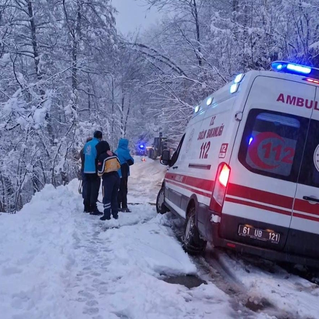 Trabzon'da rahatsızlanan kişi, yoldaki karın temizlenmesinin ardından hasta...