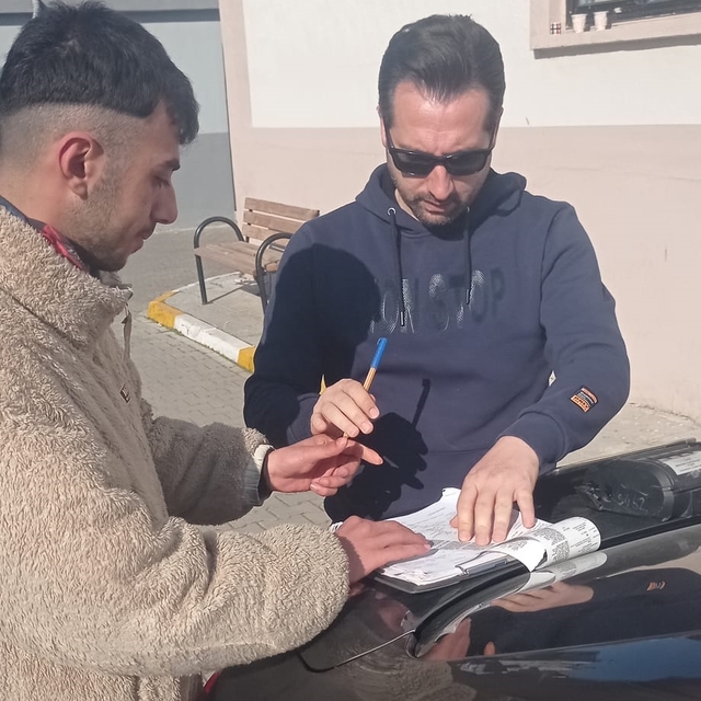 Adana'da otomobilin arka koltuğunda motosiklet taşıyan sürücüye ceza