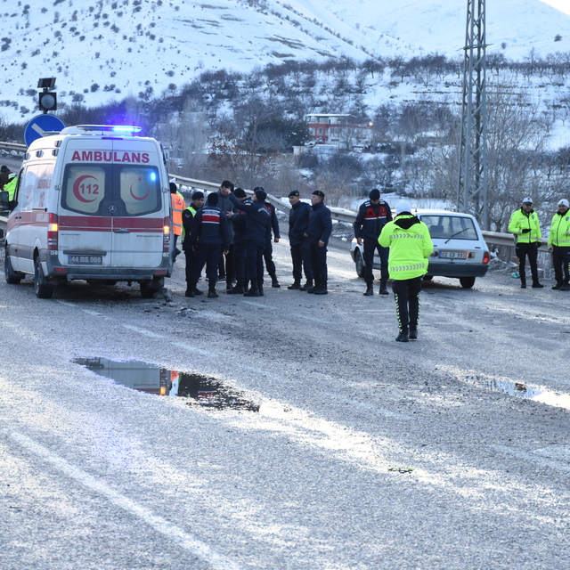 Malatya'da yolcu minibüsünün devrilmesi sonucu 8 kişi yaralandı