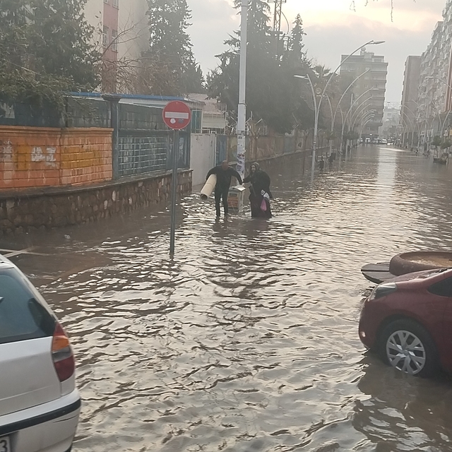 Kızıltepe'de sağanak; yollar göle döndü