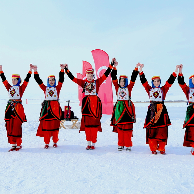 Kars'ta Çıldır Gölü Buz Şenliği düzenlendi