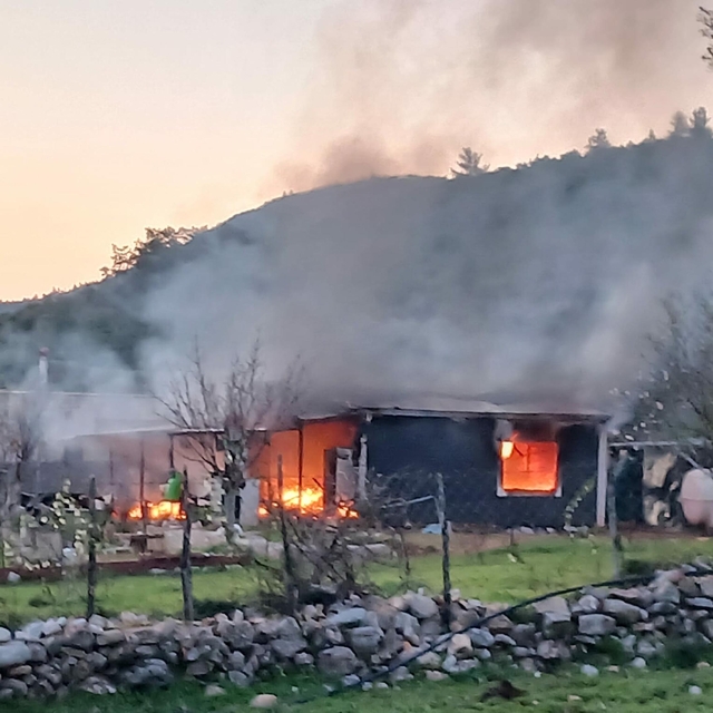 Bodrum'da odun sobasından çıkan yangın evi kül etti; 1 yaralı