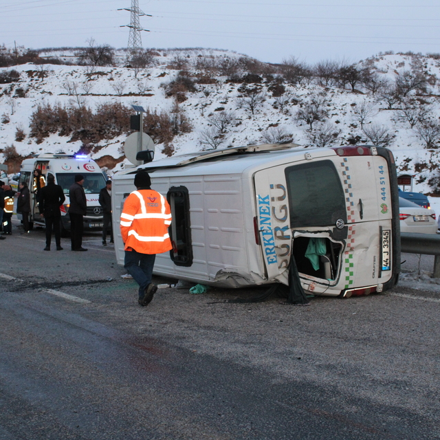 Malatya'da yolcu minibüsü devrildi: 8 yaralı