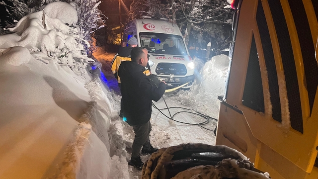 Kastamonu'da kardan dolayı yolu kapanan köylerdeki 3 hasta ekiplerce hastaneye ulaştırıldı