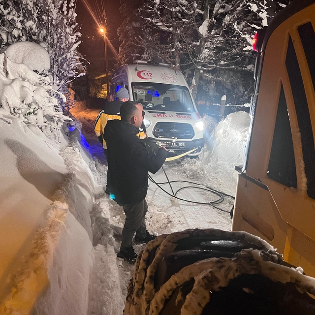 Kastamonu'da kardan dolayı yolu kapanan köylerdeki 3 hasta ekiplerce hastan...