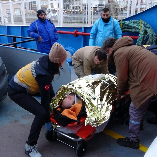 Çanakkale'de feribottan denize düşen kişi kurtarıldı