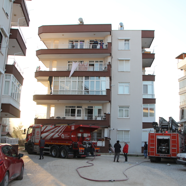 Antalya'da yangın çıkan binadaki 4 kişi dumandan etkilendi