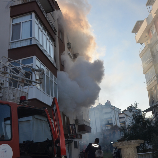 Serik'te ev yangını korkuttu, itfaiye 2 kediyi kurtardı