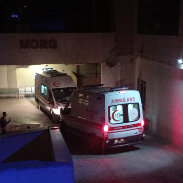 Köpeğe çarpmamak için manevra yaptı; devrilen otomobilde 1 ölü, 2 yaralı (2...