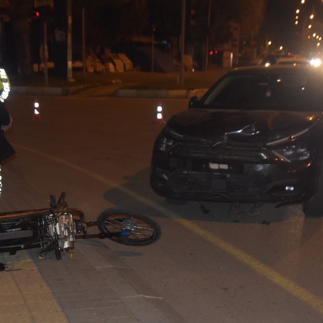 Mersin'de otomobil ile çarpışan motosikletin sürücüsü yaralandı
