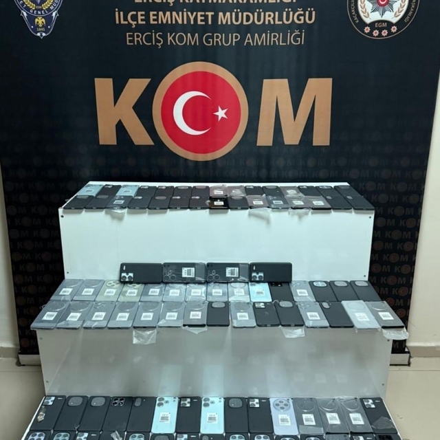 Van'da bir araçta 94 kaçak cep telefonu ele geçirildi