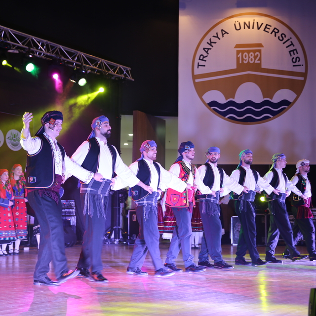 Edirne'deki Uluslararası Balkan Halk Oyunları Festivali "Gala Gecesi" göste...