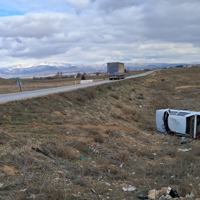 Afyonkarahisar'da şarampole devrilen otomobildeki 5 kişi yaralandı