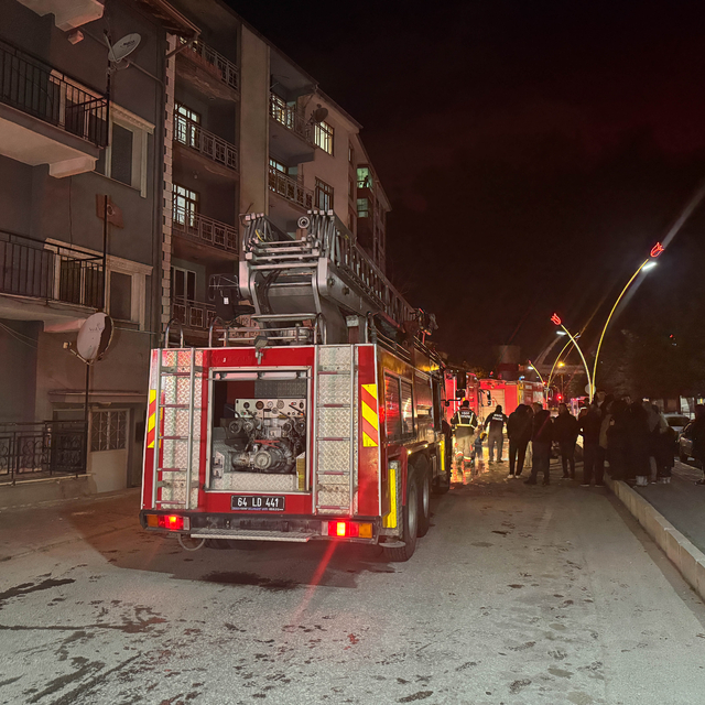 Uşak'ta bir apartmanda çıkan yangında 2 kişi dumandan etkilendi