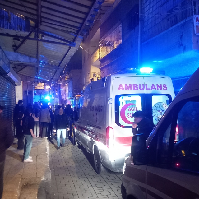 Diyarbakır'da ev yandı; 9'u çocuk 12 kişi dumandan etkilendi