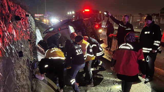 Kocaeli'de otomobil ile hafif ticari aracın çarpıştığı kazada 5 kişi yaralandı