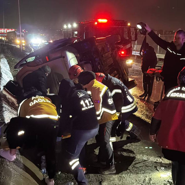 Kocaeli'de otomobil ile hafif ticari aracın çarpıştığı kazada 5 kişi yarala...