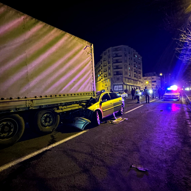 Şanlıurfa'da tıra arkadan çarpan otomobildeki 3 kişi yaralandı
