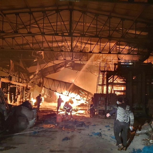 Halı fabrikasında çıkan yangın, 5 saatte kontrol altına alındı