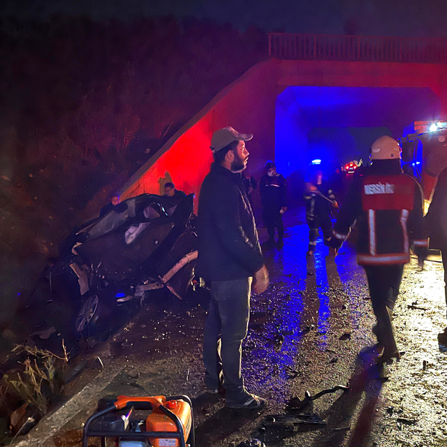Mersin'de üst geçitten düşen otomobildeki 2 kişi yaralandı