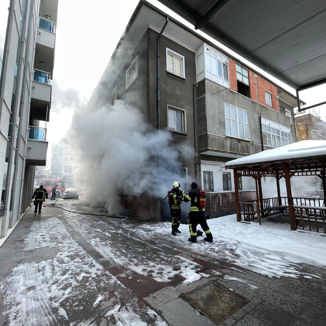 Kayseri'de devriye gezen polis ekibinin fark ettiği bir binadaki yangın büy...