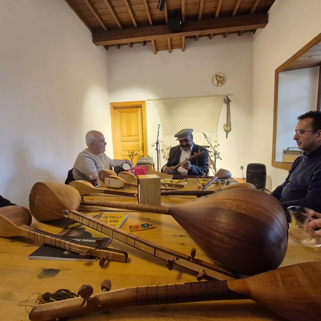 3 telli saz sanatçıları, kampta bir araya geldi