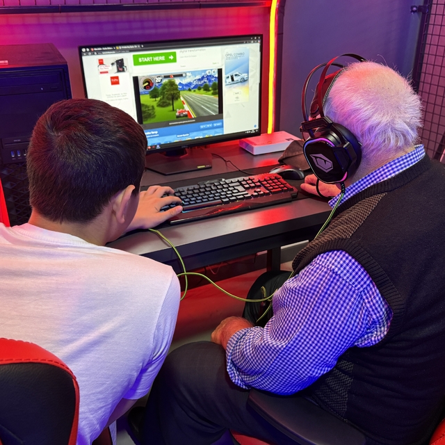 Sinop'ta çocuklar huzurevi sakinlerini dijital dünyayla tanıştırdı