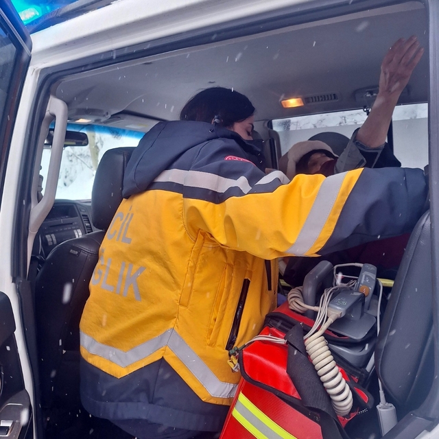 Kardan yolu kapanan köyde rahatsızlanan 80 yaşındaki kadın hastaneye ulaştı...