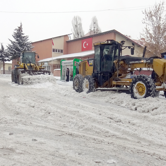 Kars Sarıkamış'ta yoğun yağışla biriken karlar, kamyonlarla ilçe dışına taş...