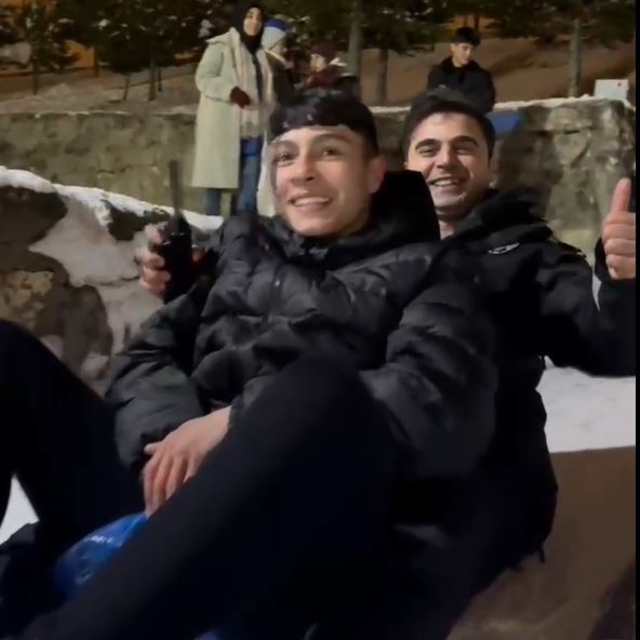 Kayseri'de polisler, çocuklarla kar topu oynadı, poşetle kaydı