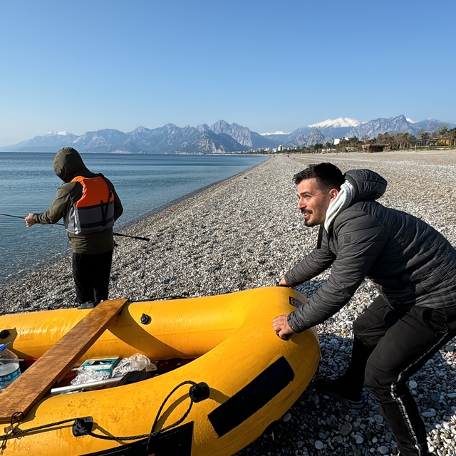Antalya'da denizde sürüklenen lastik bottaki 3 kişi kurtarıldı