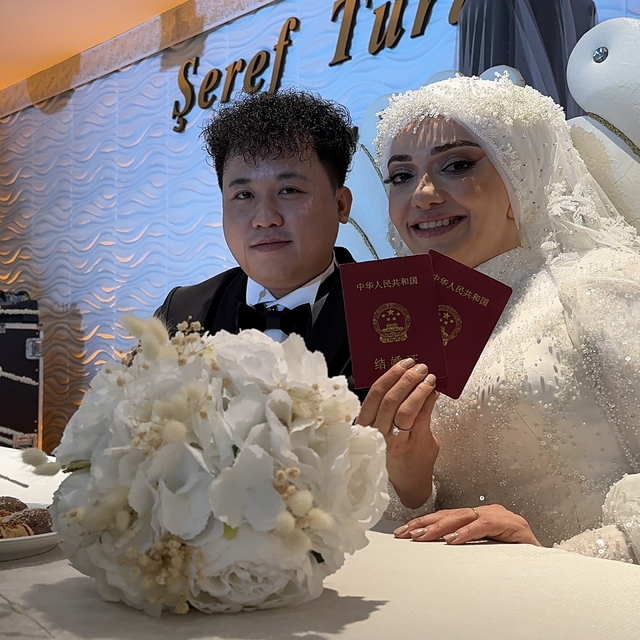 Çinli damada Karadeniz usulü horonlu düğün