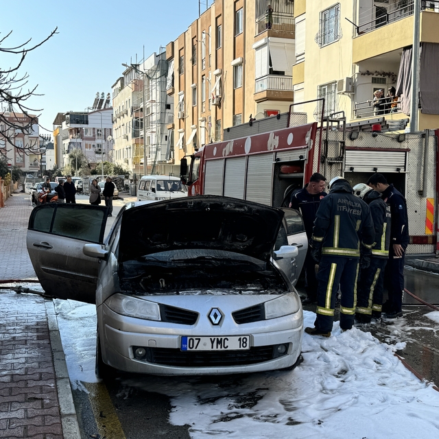 Antalya'da oto tamircisinin test sürüşü yaptığı otomobilde yangın çıktı