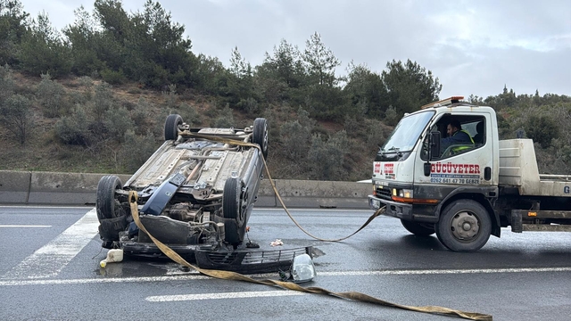 Kocaeli'de devrilen otomobilin sürücüsü yaralandı