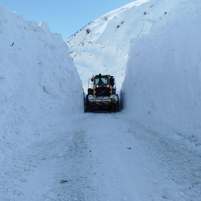 Yüksekova'da mezra yoluna ikinci kez düşen çığ temizlendi