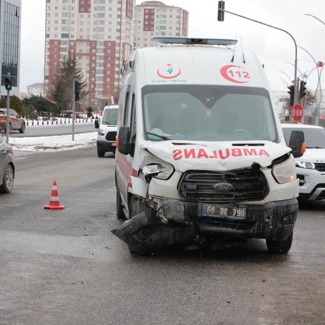 Yozgat'ta ambulansla otomobilin çarpıştığı kazada 2 kişi yaralandı