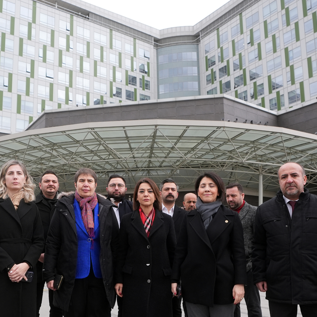 CHP heyeti, sahte içki sebebiyle tedavi altına alınanları hastanede ziyaret...