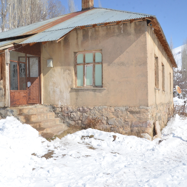 Hakkari'de 50 yaşındaki kadın mezrada tek başına yaşıyor