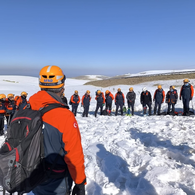 Van'da AFAD ekiplerinin çığda arama kurtarma eğitimleri devam ediyor