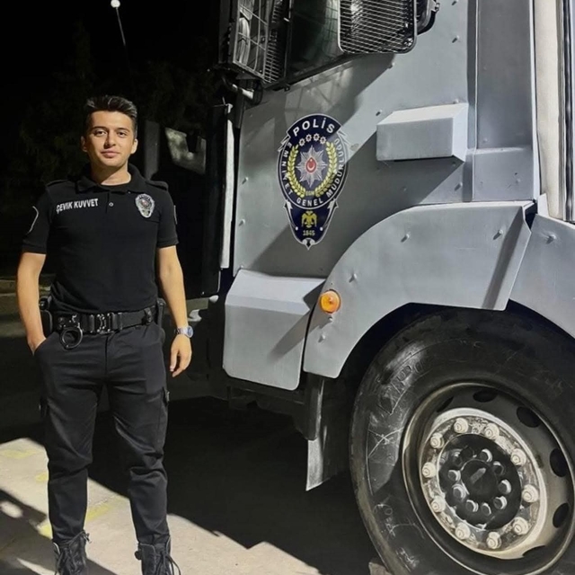 İzmir'de kazada ölen polis memuru Bursa'da toprağa verildi; 4 ay önce evlen...