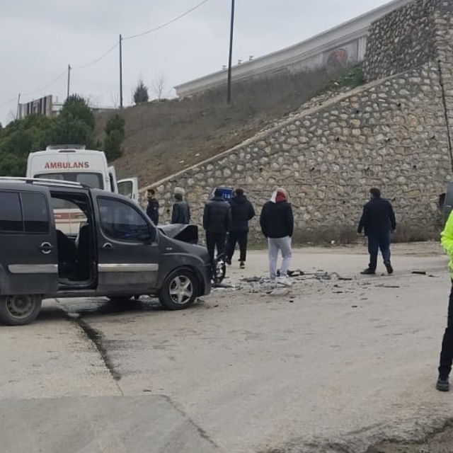 Minibüsle hafif ticari araç çarpıştı; 3'ü çocuk, 6 yaralı