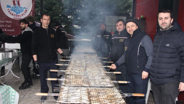 İzmit'te 1 ton hamsi dağıtıldı