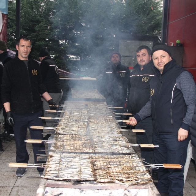İzmit'te 1 ton hamsi dağıtıldı