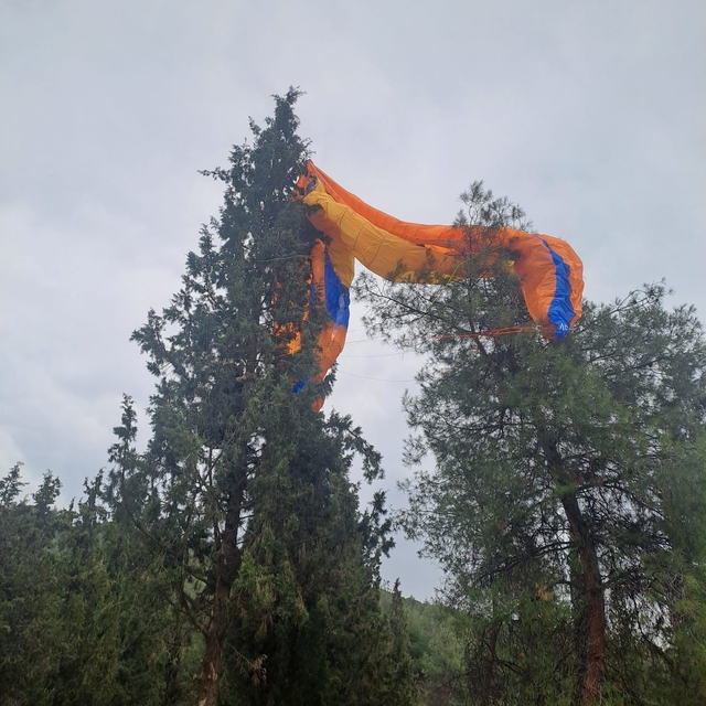 Denizli'de ağaca takılıp mahsur kalan yamaç paraşütü pilotunu itfaiye kurta...